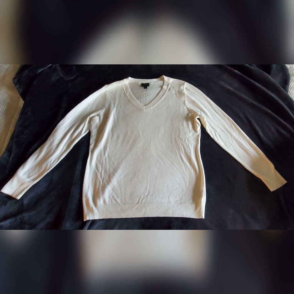Worthington v neck white sweather size L
